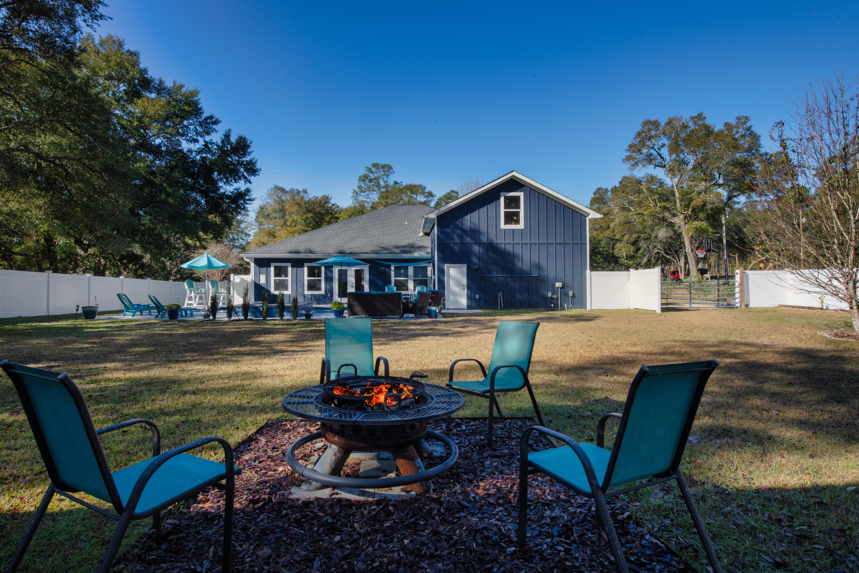 342 Eastern Street Freeport, FL 32439 - Photo 76 of 77 a view of a chairs and table in the patio