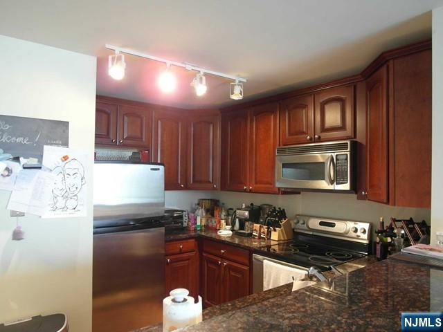 5107 City Place, Unit 5107 Edgewater, NJ 07020 - Photo 6 of 9