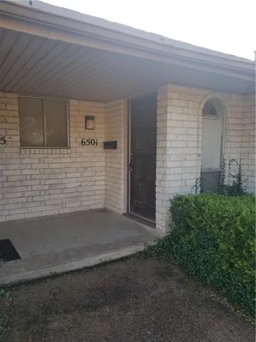 an empty room with windows and mirror