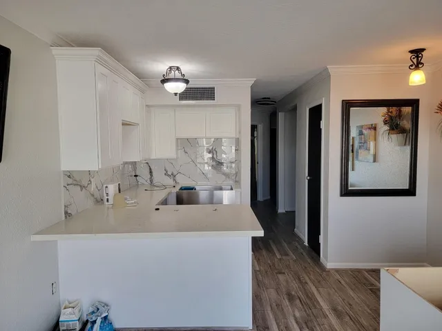 a en suite bathroom with a double vanity sink and a mirror