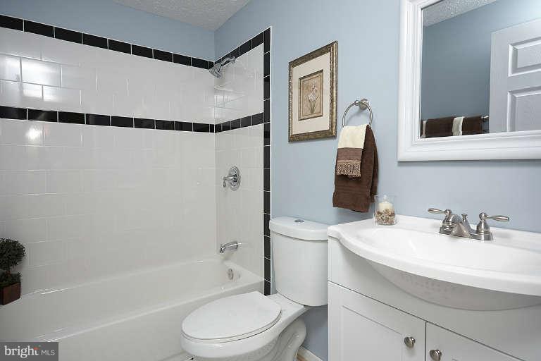 16 Farmcrest Court Silver Spring, MD 20905 - Photo 11 of 15 Hall Bathroom