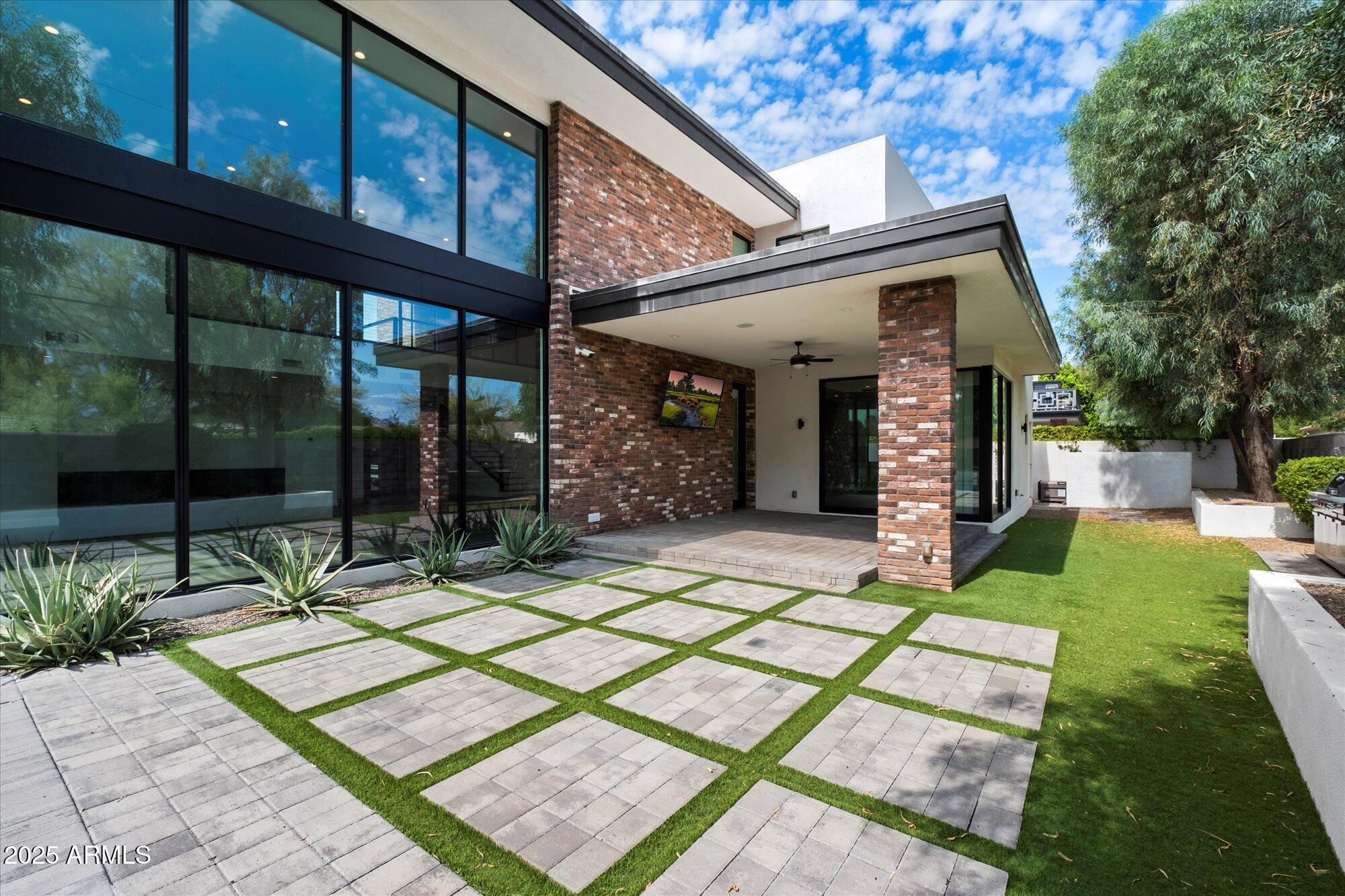 4525 North 36th Way Phoenix, AZ 85018 - Photo 40 of 40 a view of a patio with a table and chairs under an umbrella