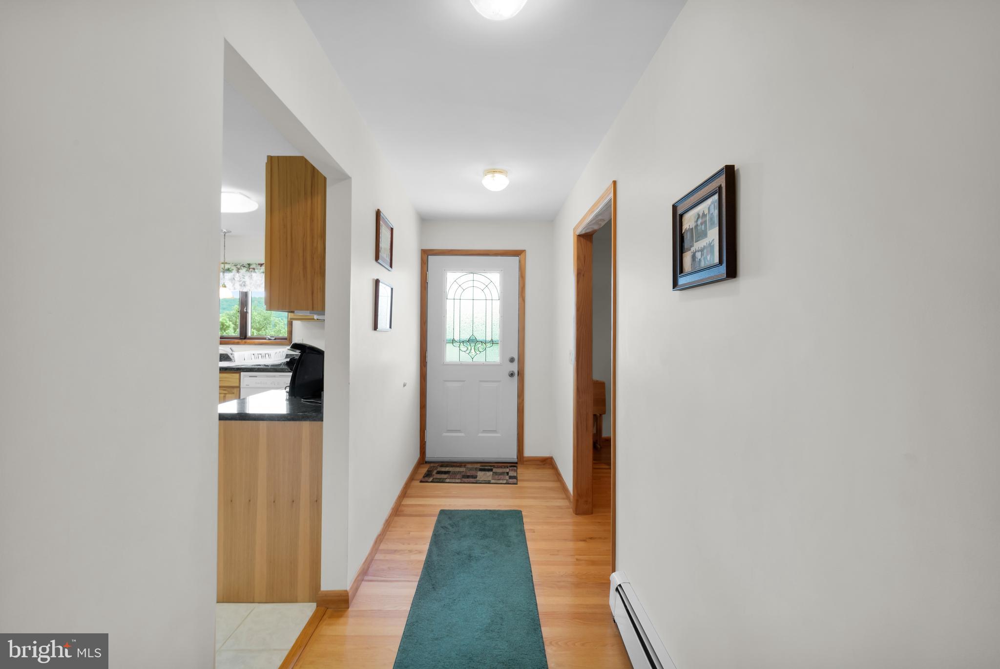 379 Golf Road Tamaqua, PA 18252 - Photo 5 of 33 Front foyer