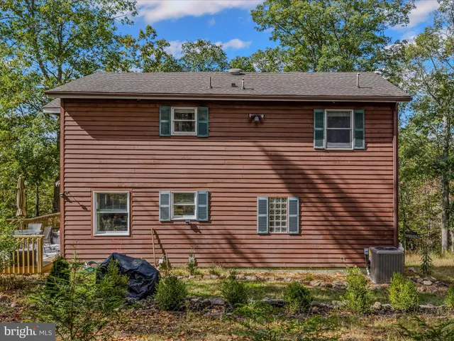 a view of a back yard
