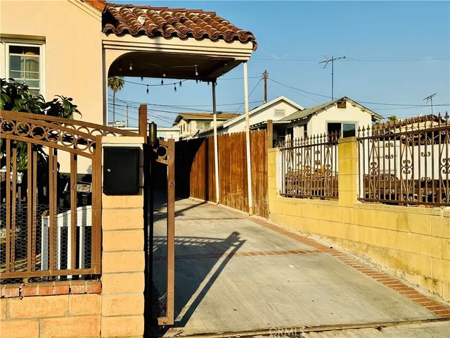 a view of a livingroom with furniture