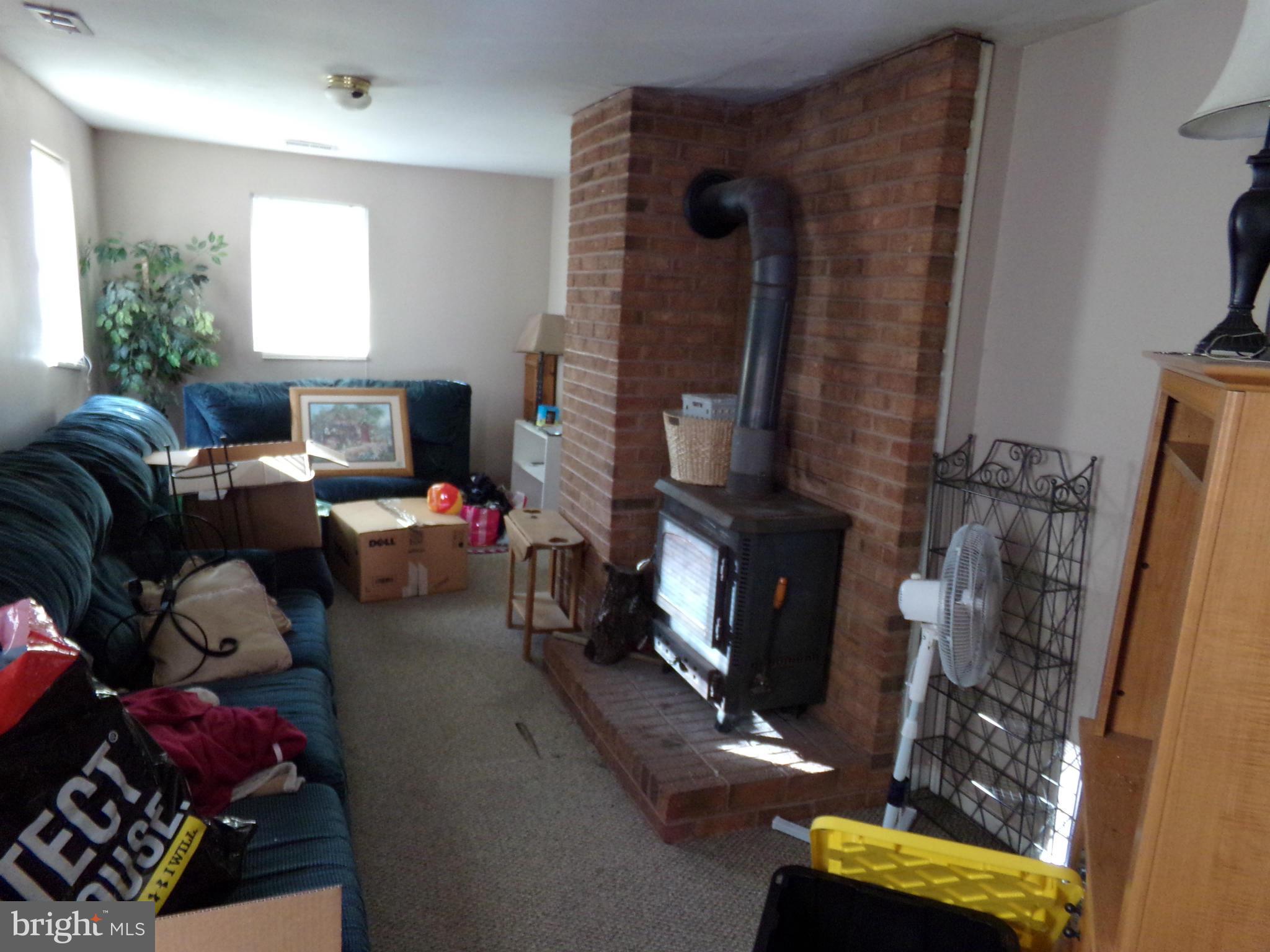 4602 Mountain Road Pasadena, MD 21122 - Photo 4 of 18 Living Room