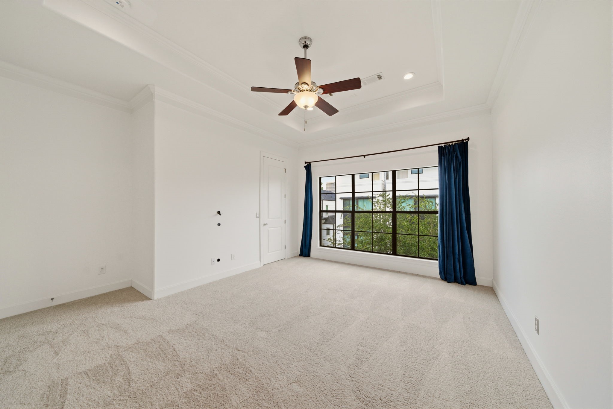 911 West Drew Street Houston, TX 77006 - Photo 21 of 44 a view of an empty room with a window