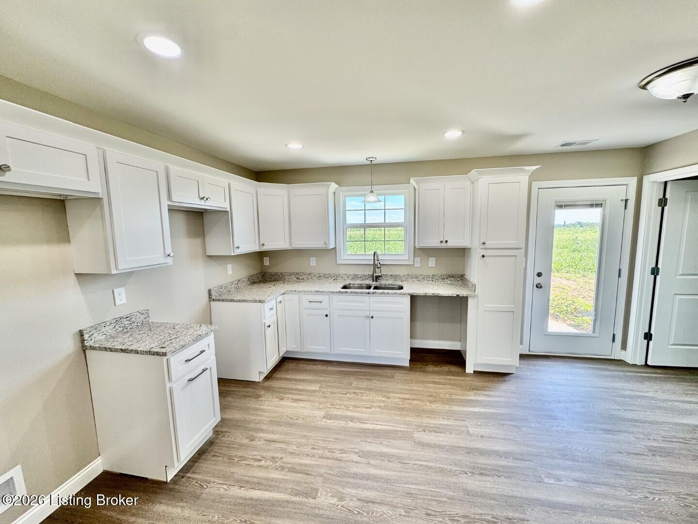 1574 Old Perryville Loop Springfield, KY 40069 - Photo 6 of 21 006_Kitchen