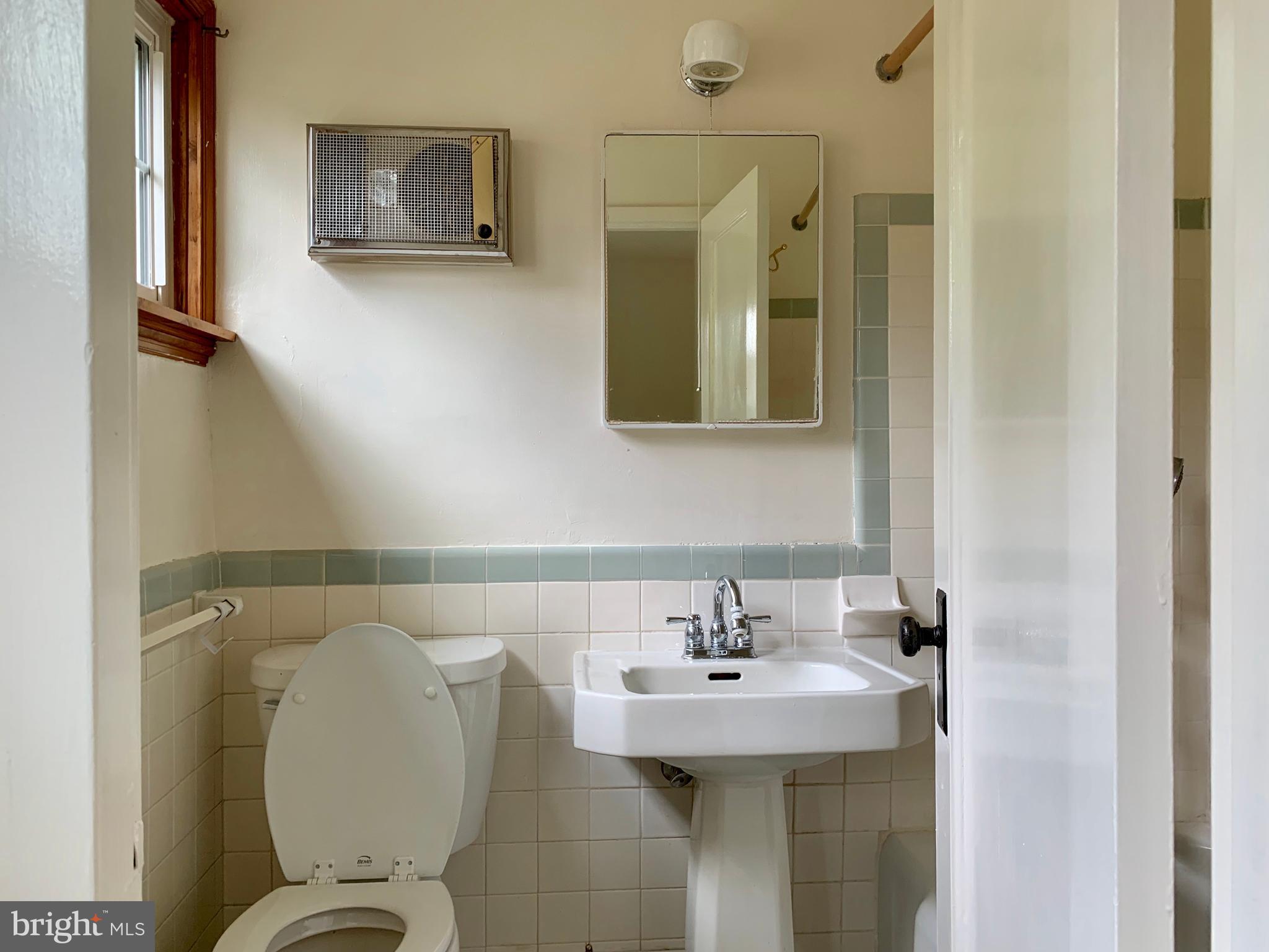 3426 Gunston Road Alexandria, VA 22302 - Photo 8 of 24 Bathroom