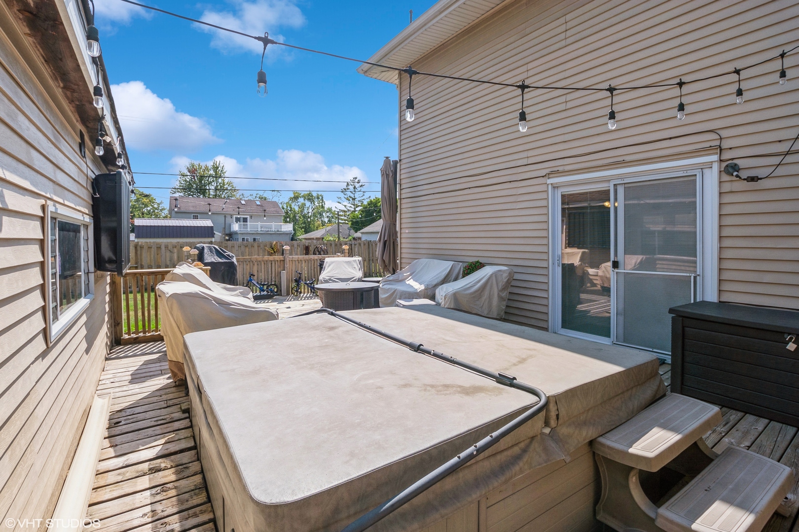5837 109th Place Chicago Ridge, IL 60415 - Photo 19 of 20 a view of a patio with table and chairs