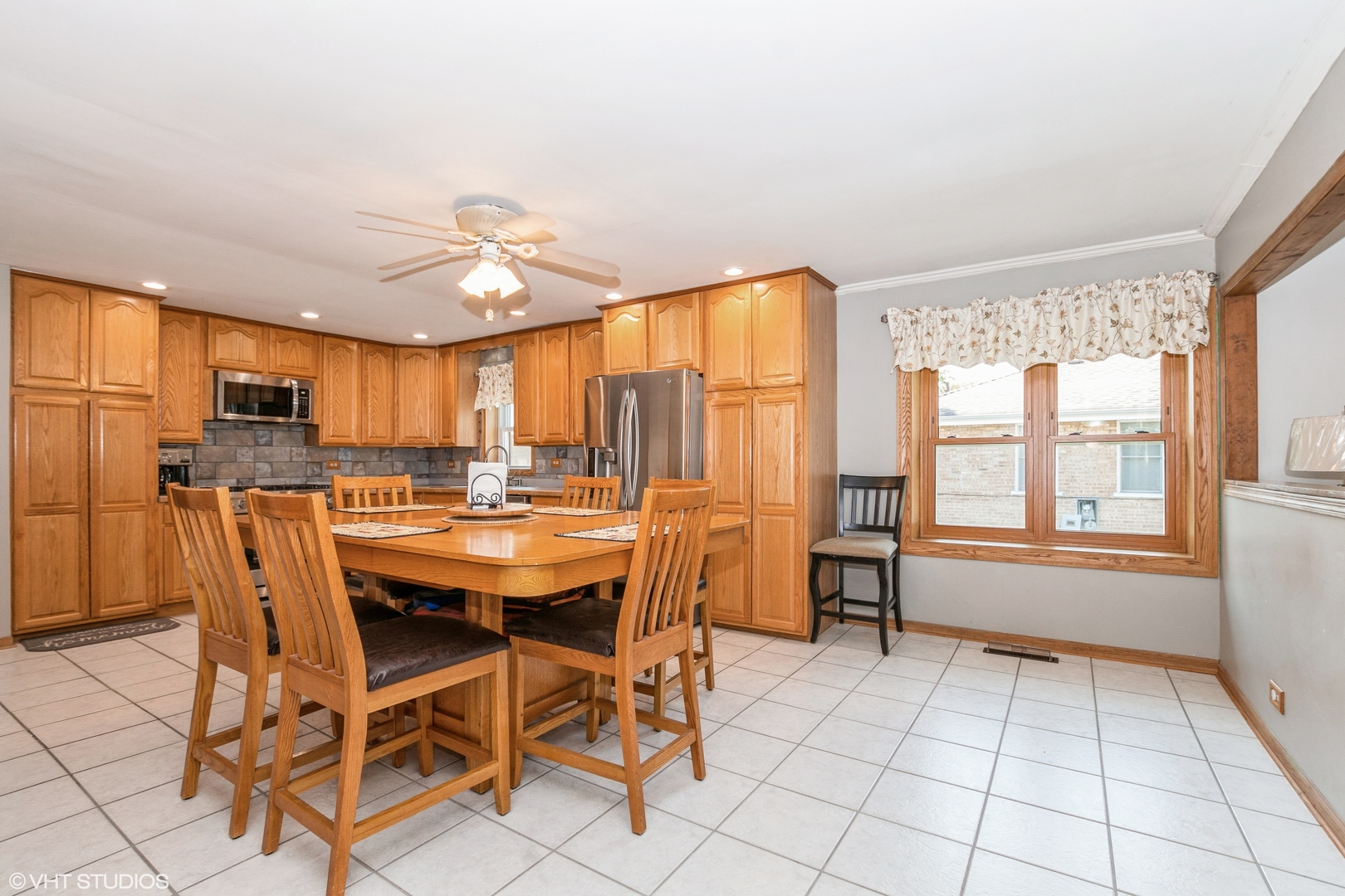 5837 109th Place Chicago Ridge, IL 60415 - Photo 6 of 20 a dining room with furniture and a large window