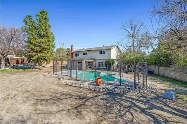a view of a house with backyard