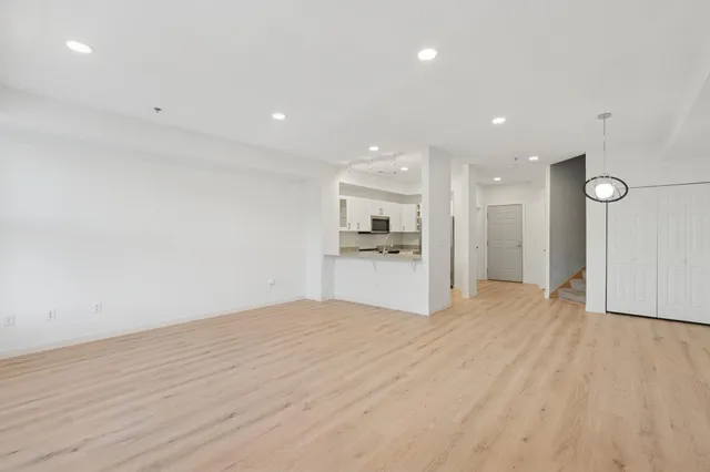 $224,900 | 150 East Burnsville Parkway, Unit 116, Burnsville, MN 55337