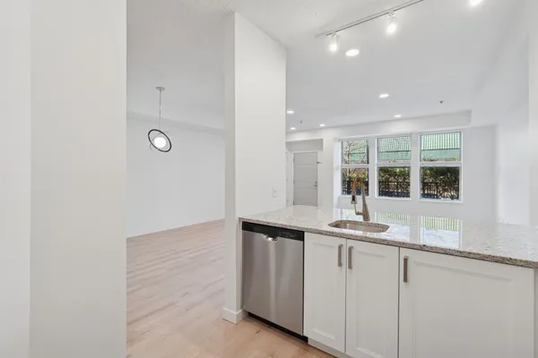 $209,900 | 150 East Burnsville Parkway, Unit 116, Burnsville, MN 55337