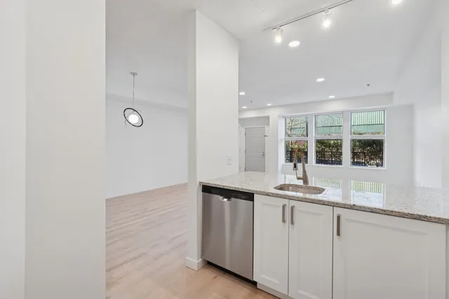 $224,900 | 150 East Burnsville Parkway, Unit 116, Burnsville, MN 55337