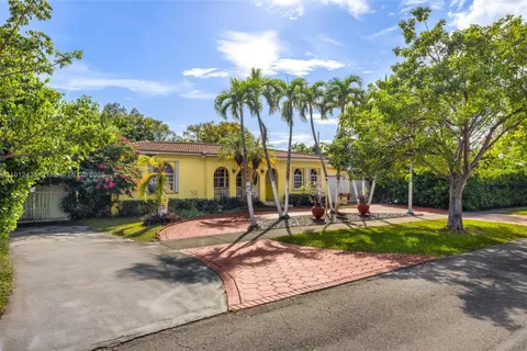 a view of a house with backyard and sitting area