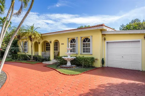 a view of a house with backyard and garden