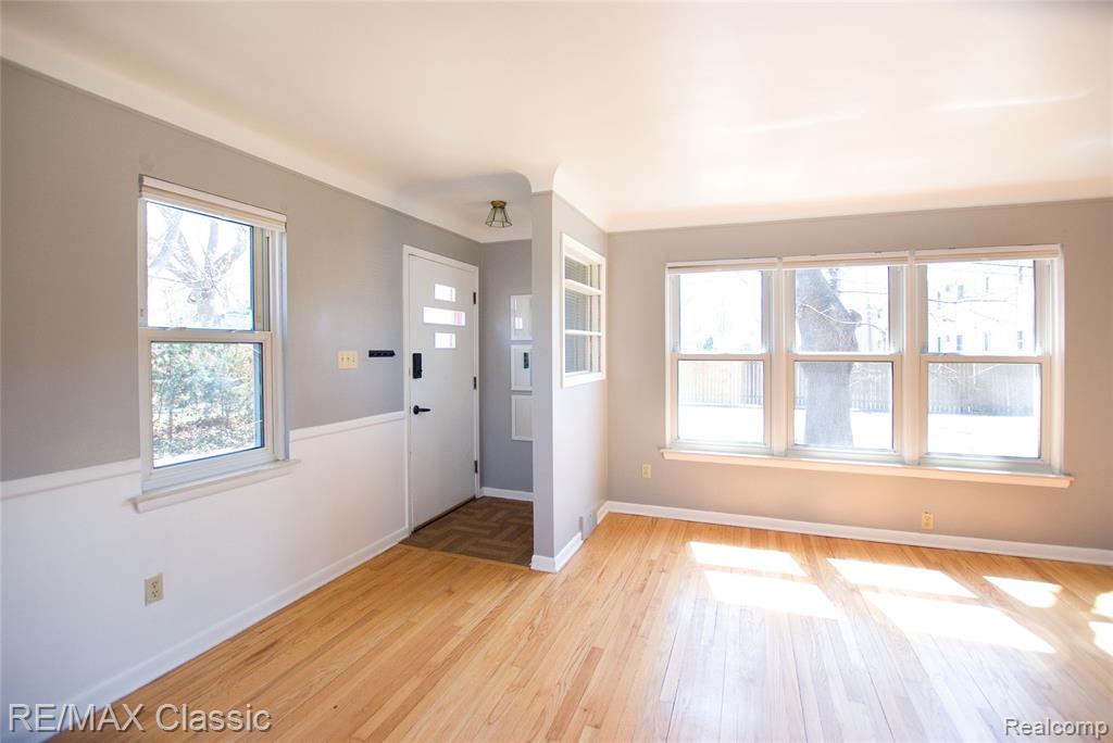 2604 Rochester Road Royal Oak, MI 48073 - Photo 7 of 32