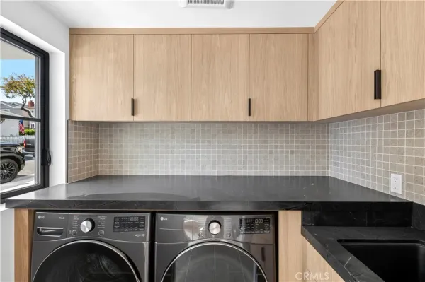 a view of entryway with washer and dryer