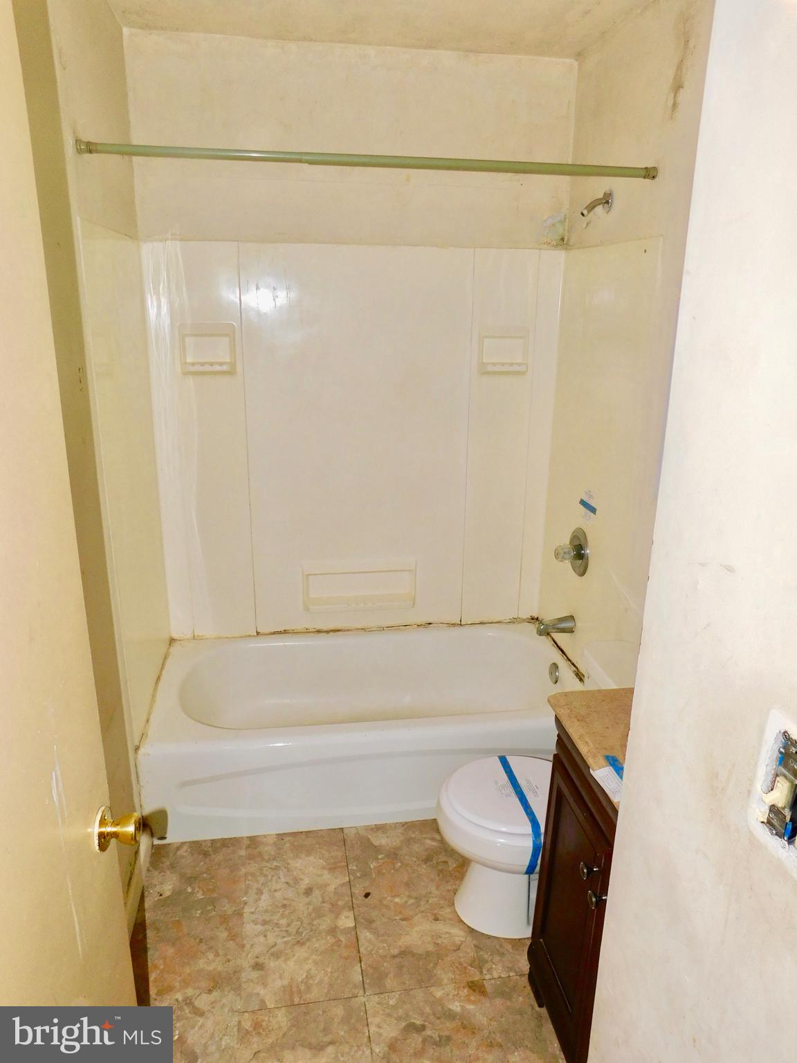 819 Templecliff Road Pikesville, MD 21208 - Photo 13 of 17 Main Bathroom