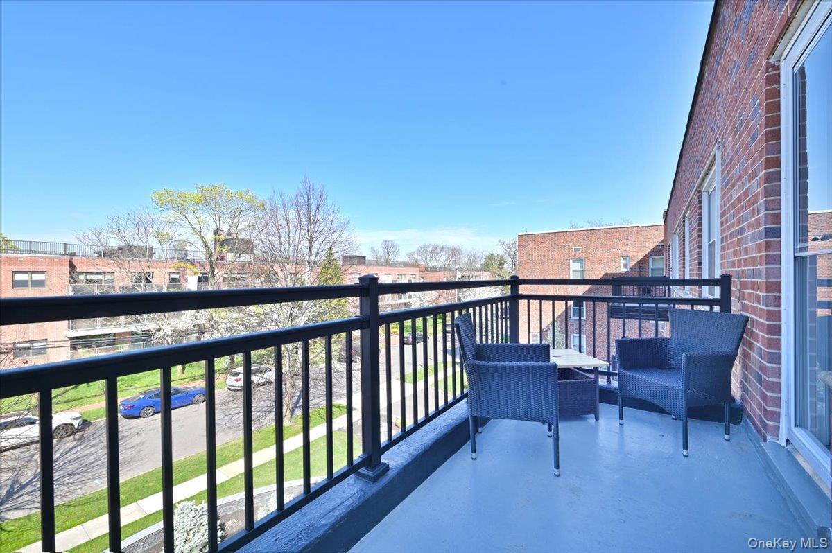 25 Canterbury Road, Unit 3H Great Neck, NY 11021 - Photo 9 of 45 West Front Facing Terrace