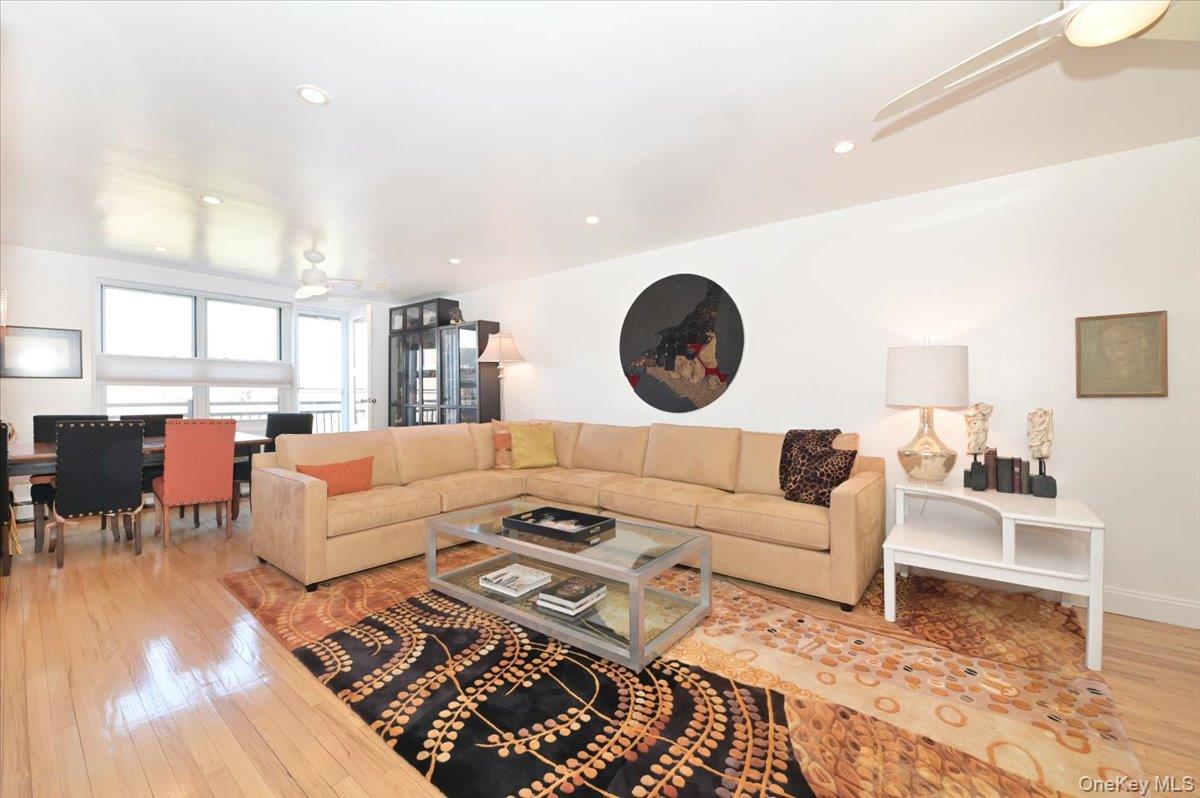 25 Canterbury Road, Unit 3H Great Neck, NY 11021 - Photo 11 of 45 Living Room