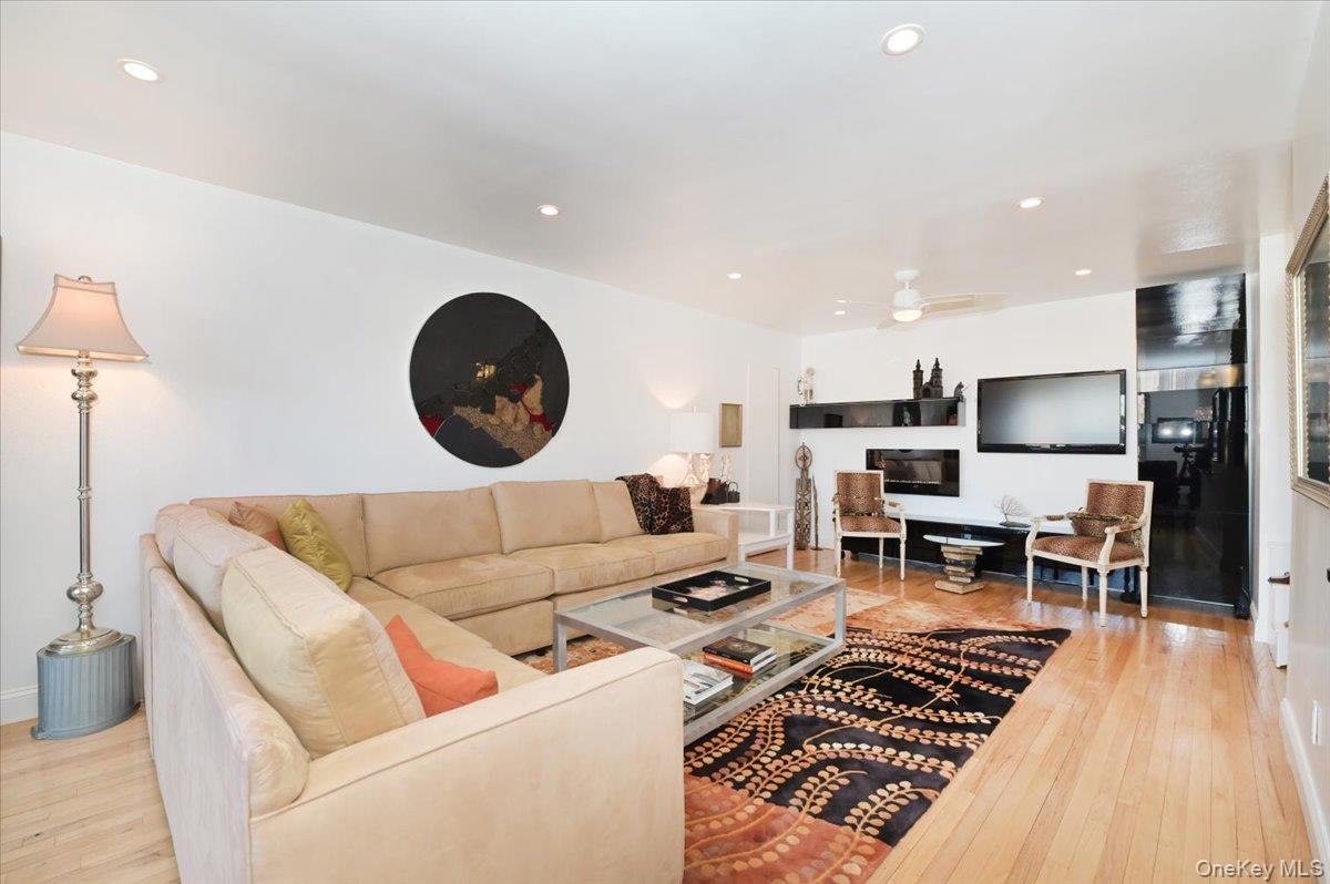 25 Canterbury Road, Unit 3H Great Neck, NY 11021 - Photo 12 of 45 Living Room