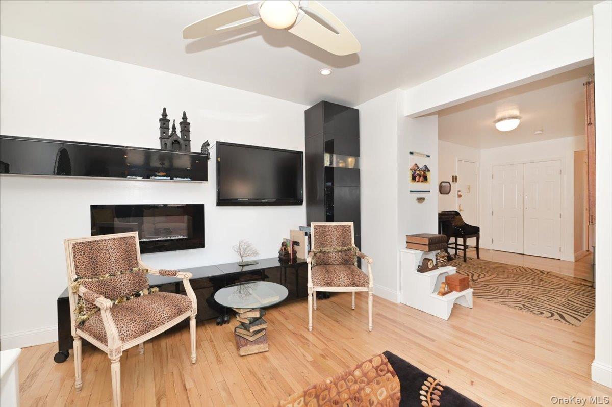 25 Canterbury Road, Unit 3H Great Neck, NY 11021 - Photo 13 of 45 Living Room