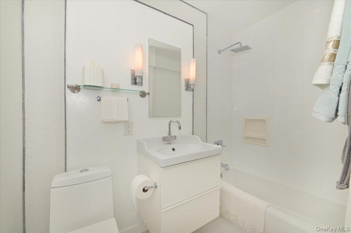 25 Canterbury Road, Unit 3H Great Neck, NY 11021 - Photo 16 of 45 Hall Guest Bath