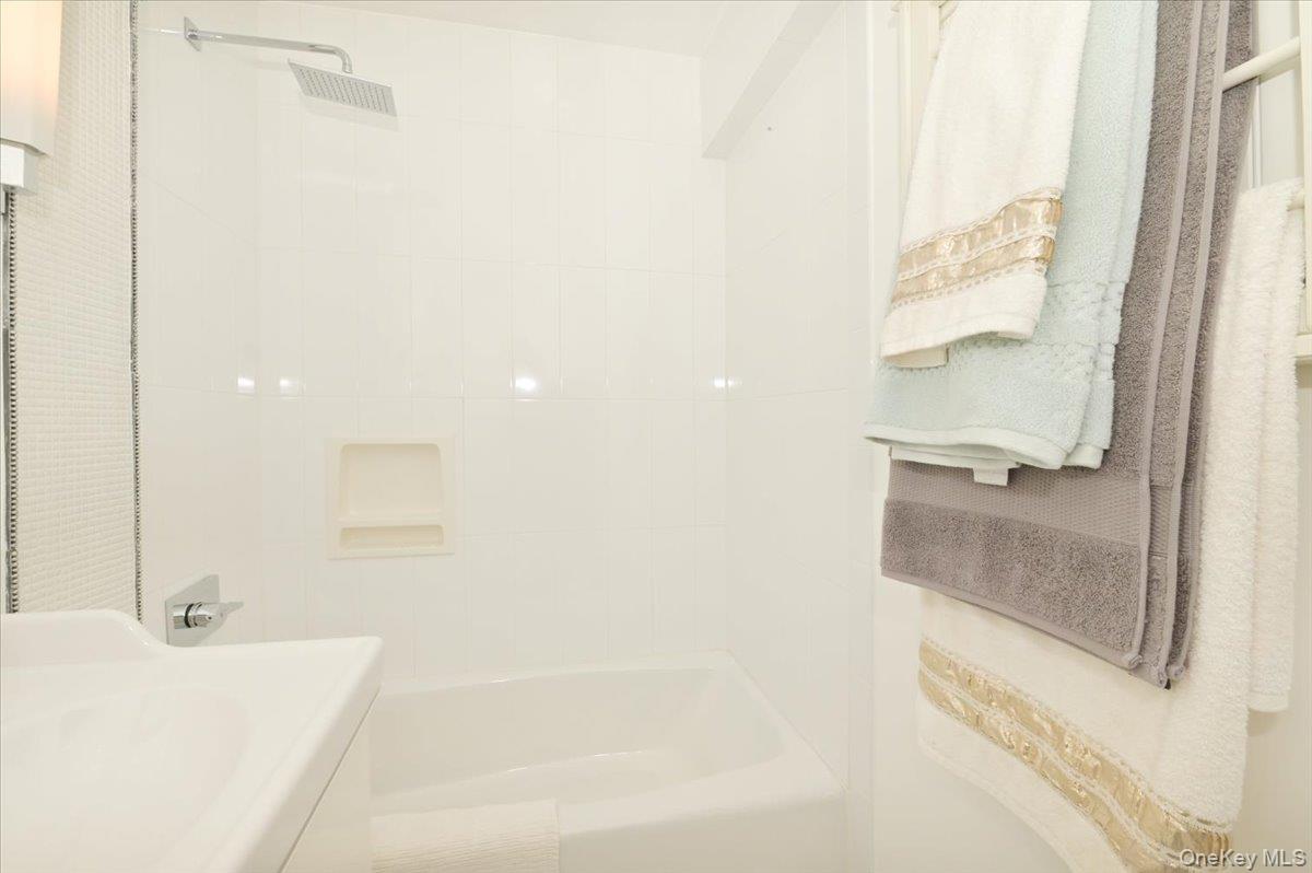 25 Canterbury Road, Unit 3H Great Neck, NY 11021 - Photo 17 of 45 Hall Guest Bath
