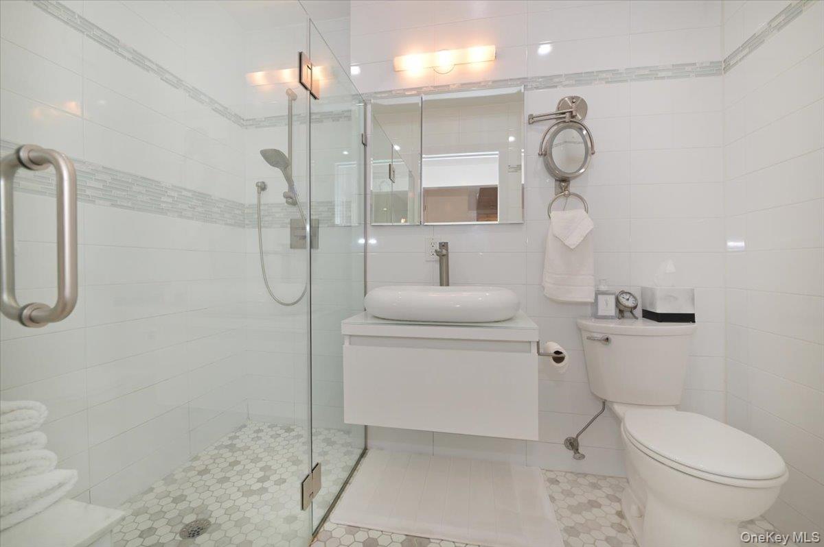 25 Canterbury Road, Unit 3H Great Neck, NY 11021 - Photo 25 of 45 En-suite Bath