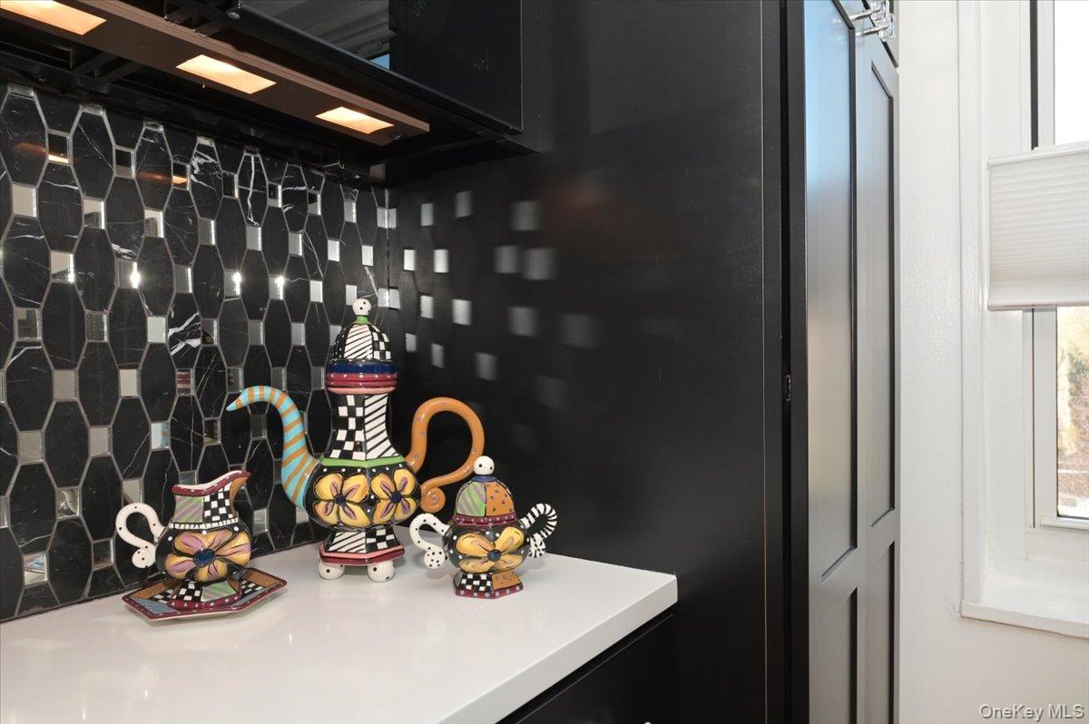 25 Canterbury Road, Unit 3H Great Neck, NY 11021 - Photo 3 of 45 Kitchen