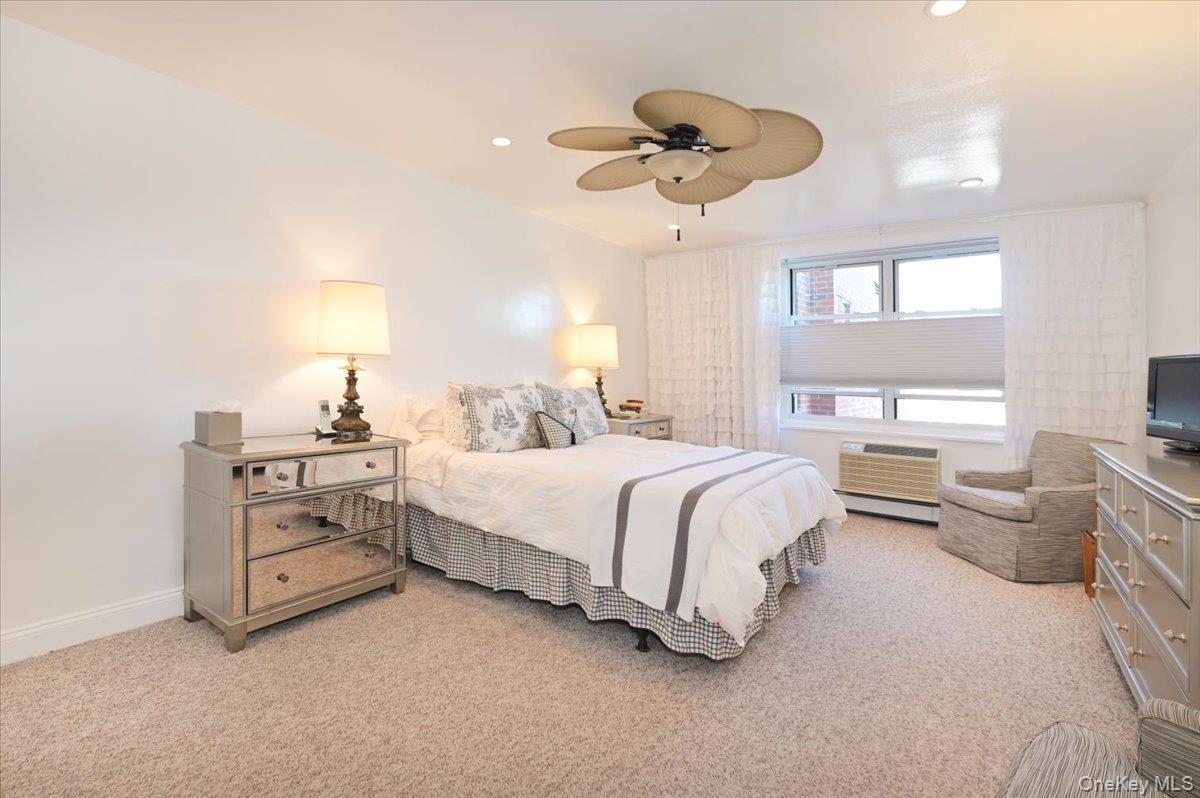 25 Canterbury Road, Unit 3H Great Neck, NY 11021 - Photo 27 of 45 Primary Bedroom