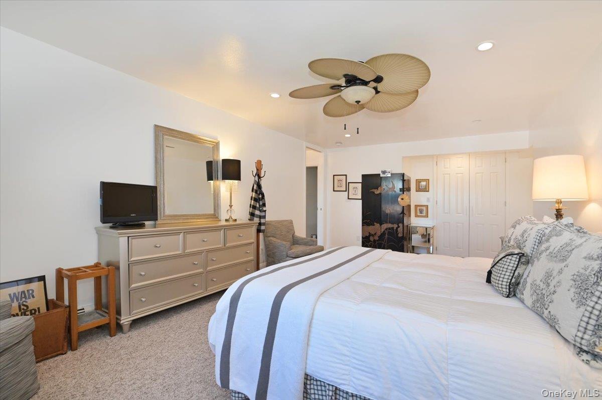 25 Canterbury Road, Unit 3H Great Neck, NY 11021 - Photo 30 of 45 Primary Bedroom