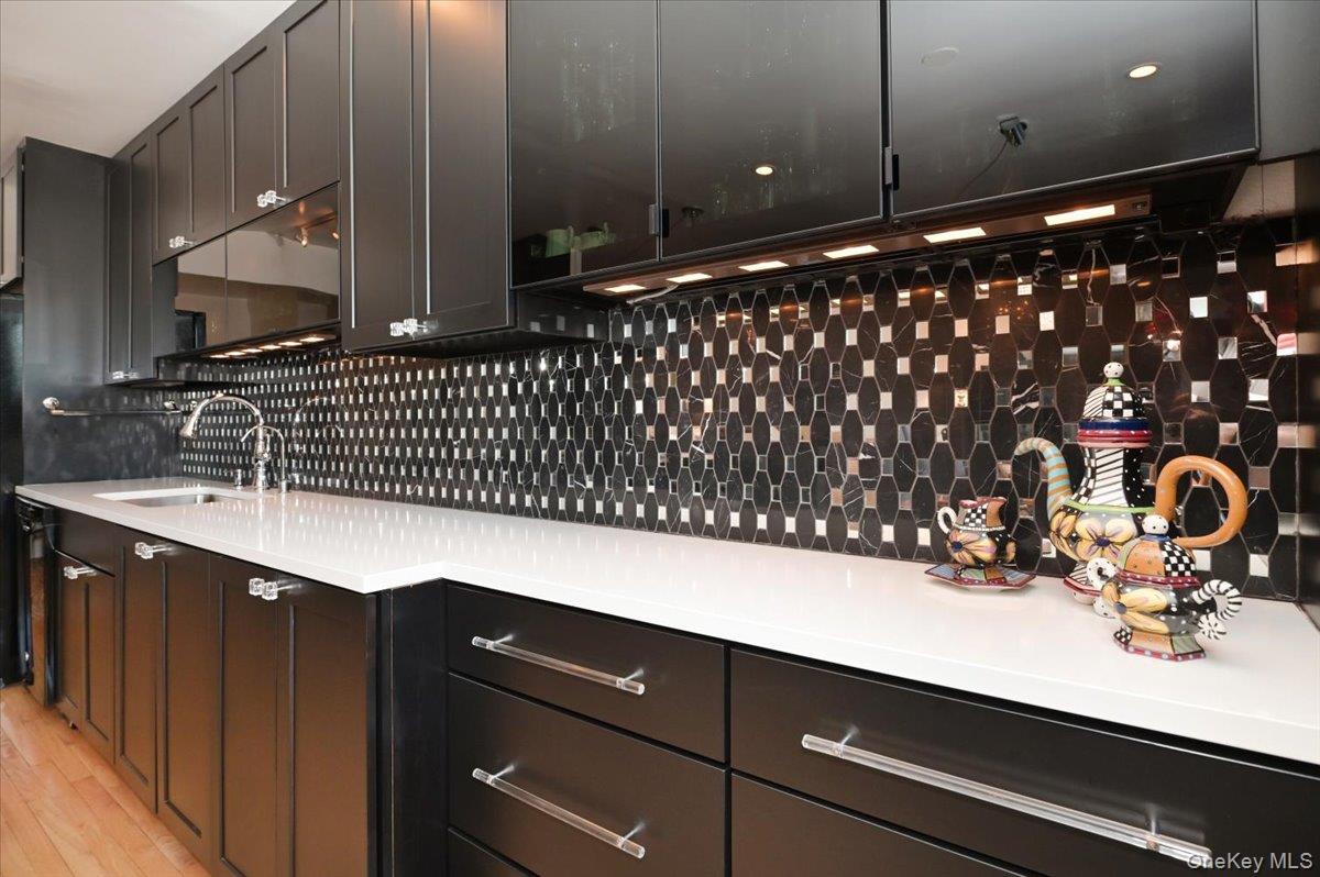 25 Canterbury Road, Unit 3H Great Neck, NY 11021 - Photo 4 of 45 Kitchen