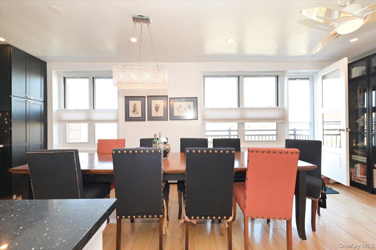 25 Canterbury Road, Unit 3H Great Neck, NY 11021 - Photo 5 of 45 Big Dining Table