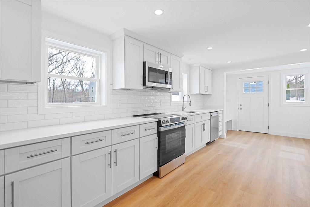 201 Aberdeen Road Methuen, MA 01844 - Photo 5 of 33