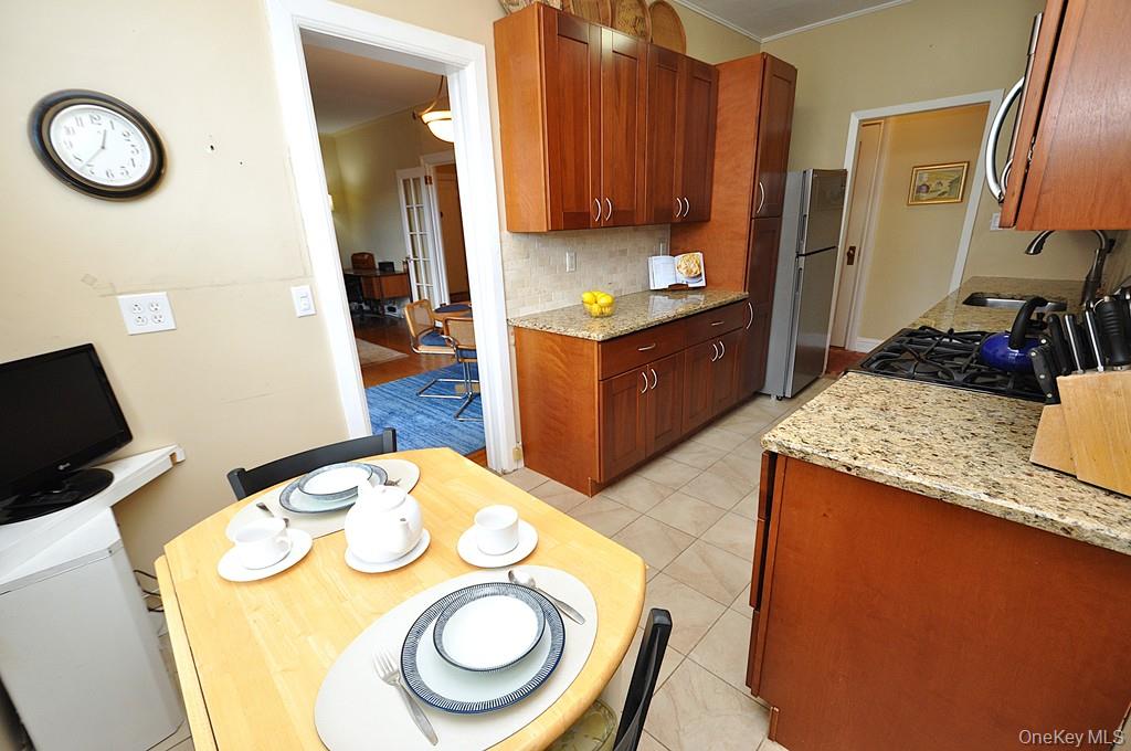 143 Garth Road, Unit 5J Scarsdale, NY 10583 - Photo 15 of 47 a kitchen with a sink and a stove top oven