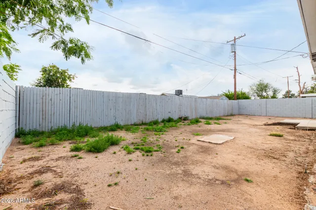 a view of a backyard