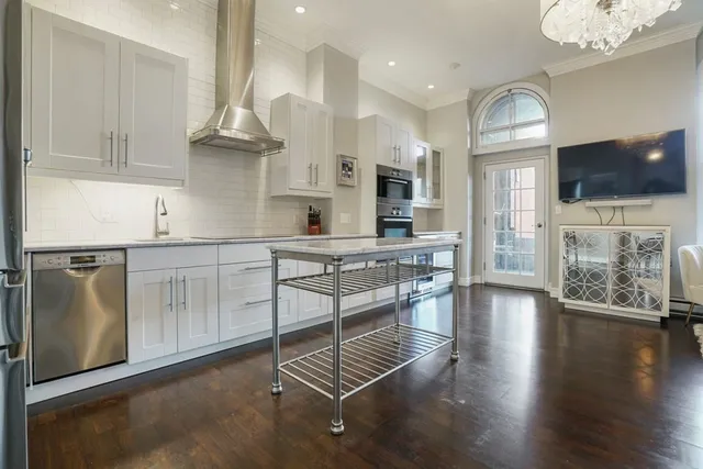 $2,950 | 100 Captains Row, Unit 301, Chelsea, MA 02150