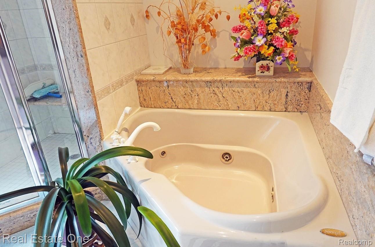 4325 Stoddard Road West Bloomfield, MI 48323 - Photo 24 of 63 Master jetted tub.jpg