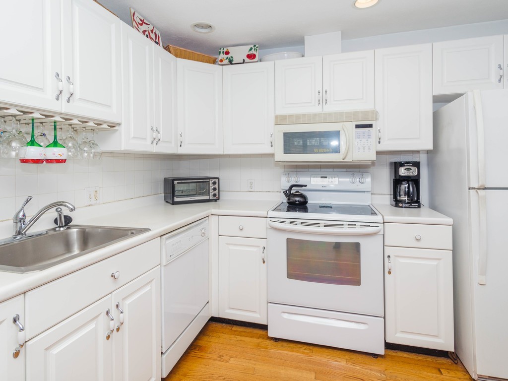 31 Warren Street, Unit 11 Waltham, MA 02453 - Photo 3 of 23