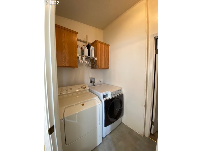 3425 Northeast Riverside Avenue Pendleton, OR 97801 - Photo 15 of 25 a utility room with dryer and washer