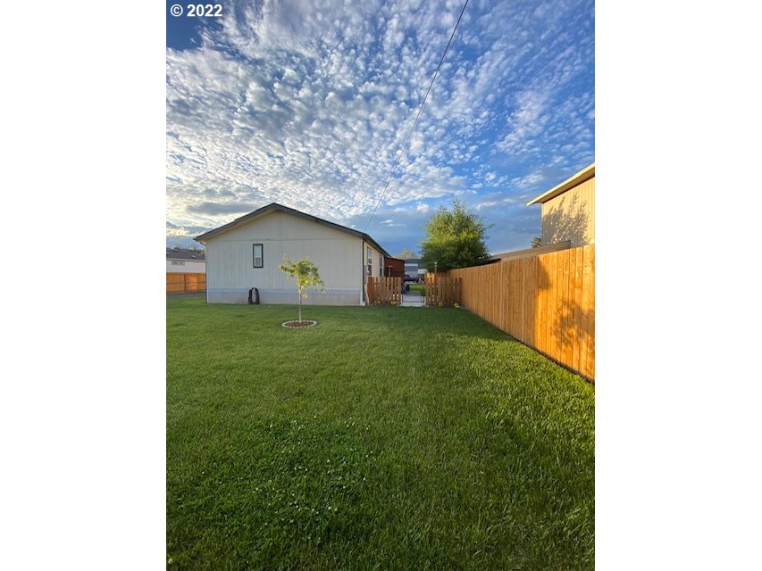 3425 Northeast Riverside Avenue Pendleton, OR 97801 - Photo 22 of 25 a bathroom with a sink and a yard