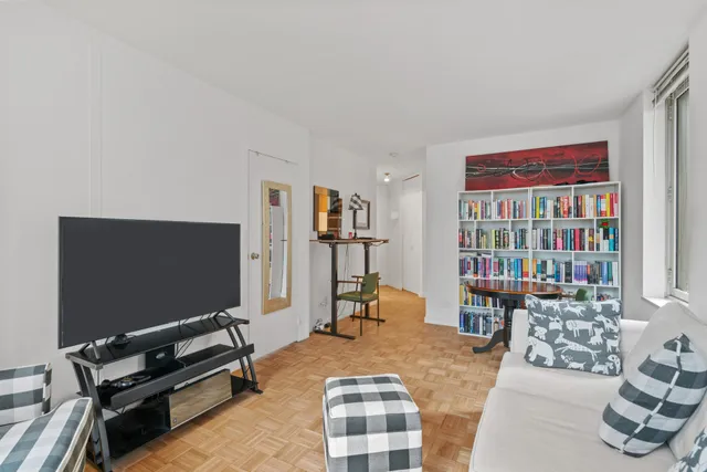 $618,000 | 145 East 48th Street, Unit 14B | Midtown East