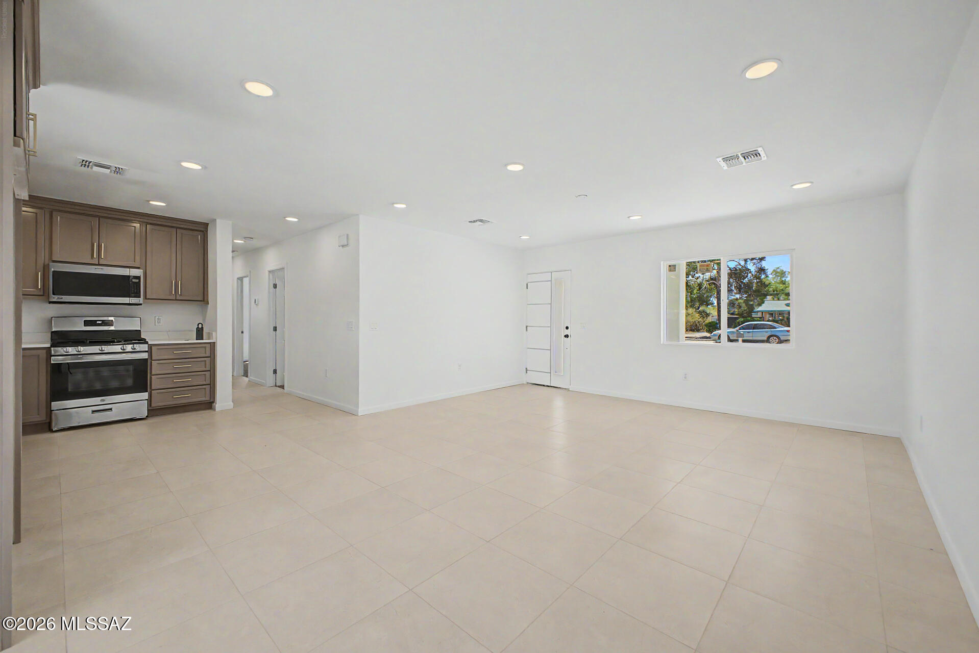 2251 East Spring Street Tucson, AZ 85719 - Photo 7 of 58 Living Room