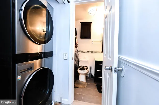 a view of a bedroom with washer and dryer
