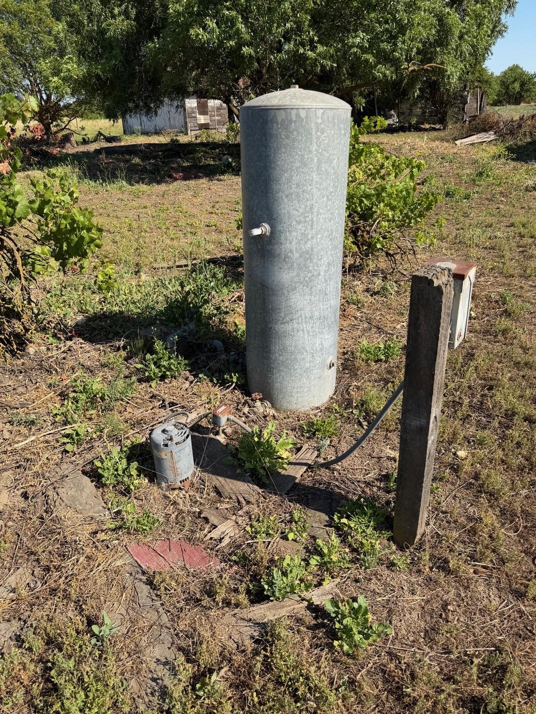 68 Taylor Road Lodi, CA 95242 - Photo 4 of 13 a view of a garden with water fountain