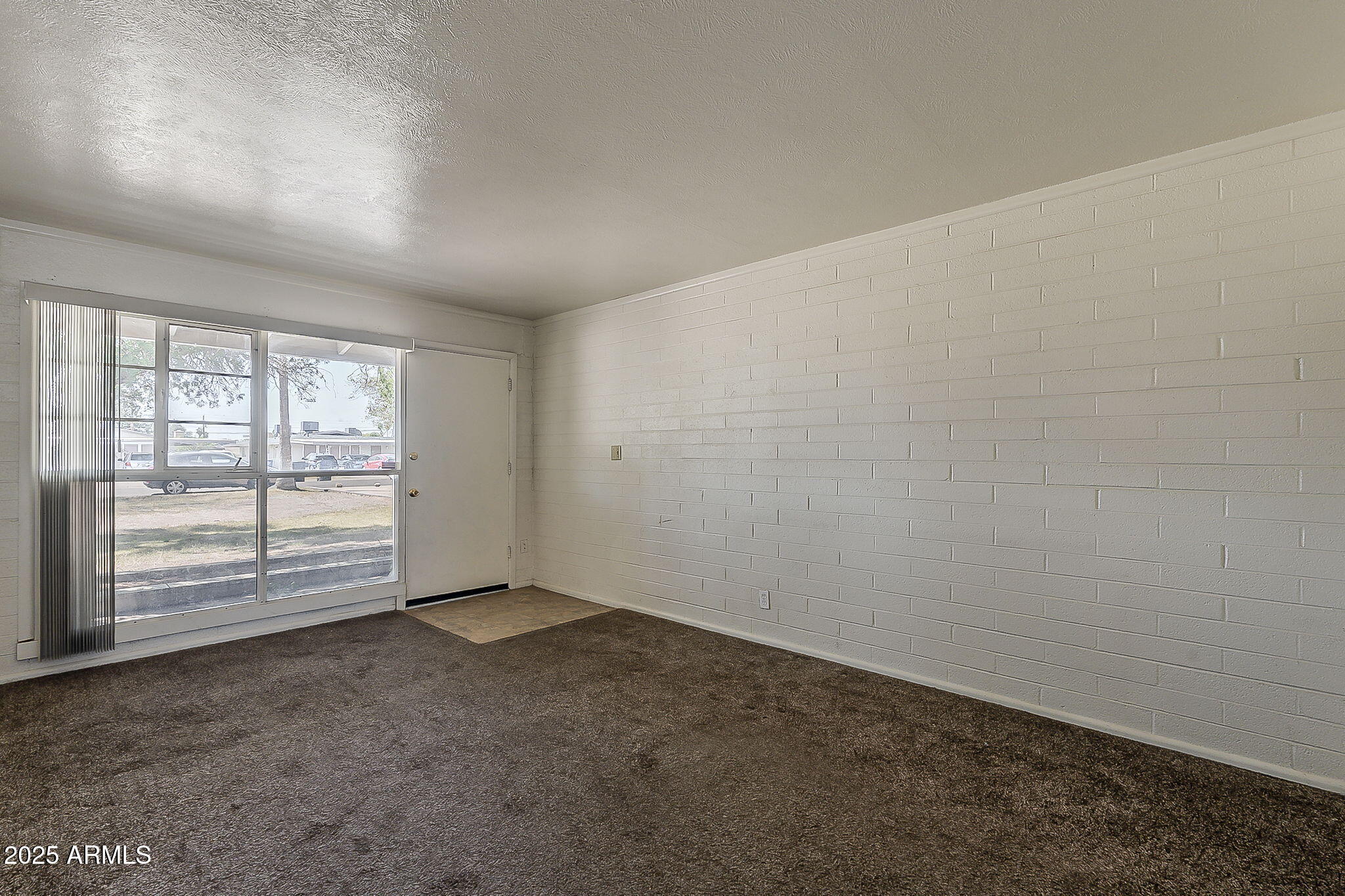 6225 North 10th Place Phoenix, AZ 85014 - Photo 14 of 32 an empty room with windows