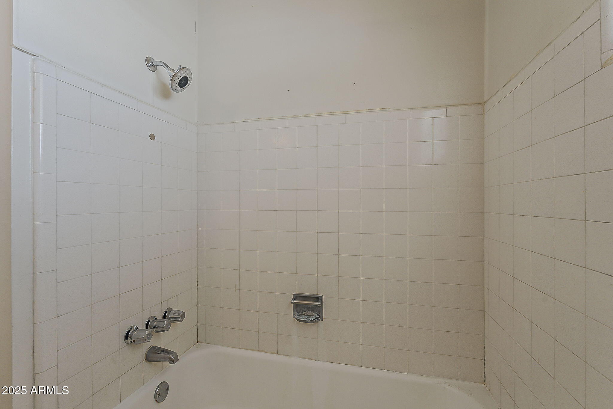 6225 North 10th Place Phoenix, AZ 85014 - Photo 20 of 32 a bathroom with a bathtub
